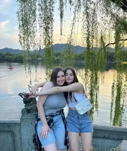 《艾玛马克斯的屈服》相关资源图片