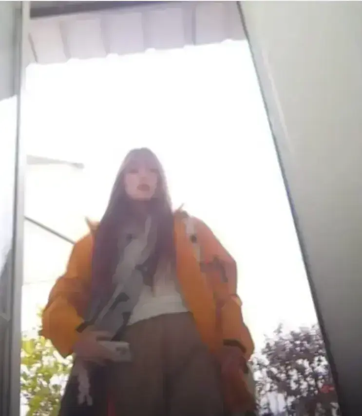 《黄色冲锋衣木木厕所被偷拍》原视频高清完整版免费在线播放 - 深度还原事件始末带你了解全貌 - 无删减全集热门黑料资源下载